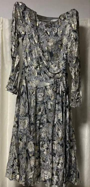 꽃무늬 긴팔 무릎 기장 원피스