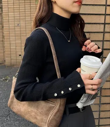 리브 소매 버튼 터틀 디스코트 블랙 상의 터틀넥