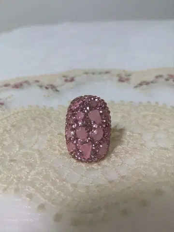 빨간 화살을 넣은 인연 맺기 반지