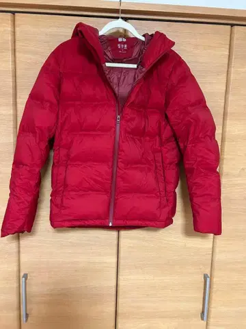 유니클로 다운 자켓 레드 심리스 M 사이즈