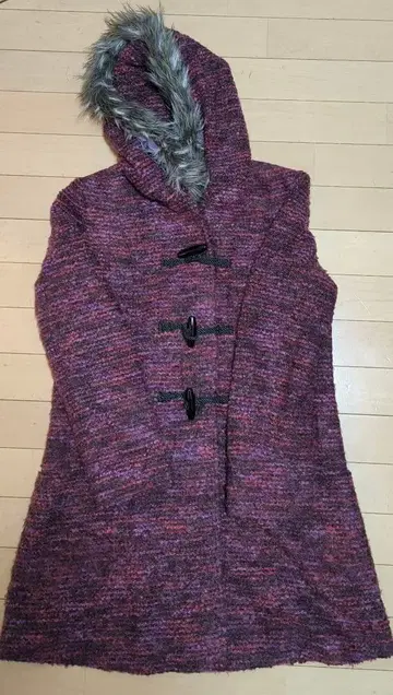 크림슨 계열 퍼 달린 더플 코트 (트위드 조)