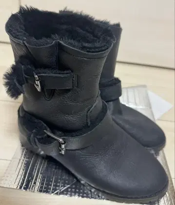 퍼 달린 블랙 가죽 숏부츠