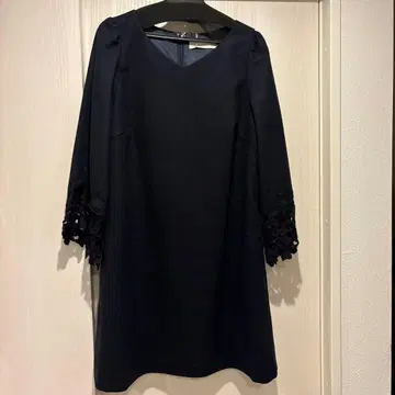 네이비 V넥 레이스 소매 원피스