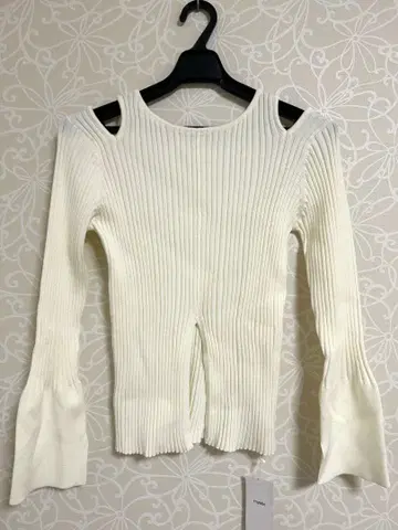 아이보리 오프숄더 니트탑