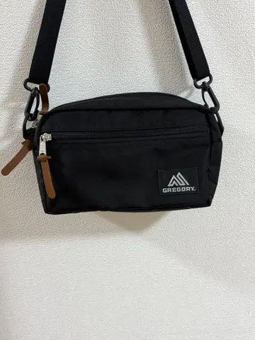 그레고리 패디드 숄더 파우치 M