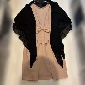 리본 포함 핑크 드레스와 블랙 숄