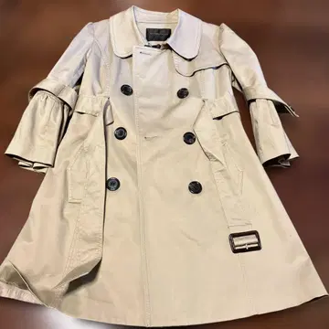 베이지 플레어 슬리브 트렌치코트