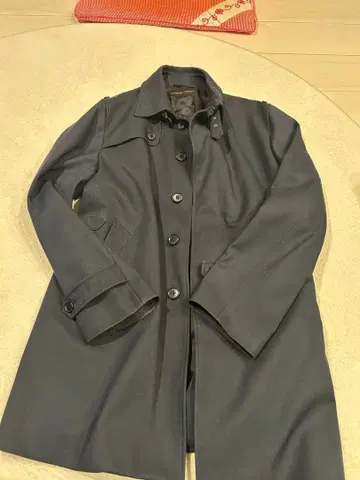 다크 그레이 트렌치코트