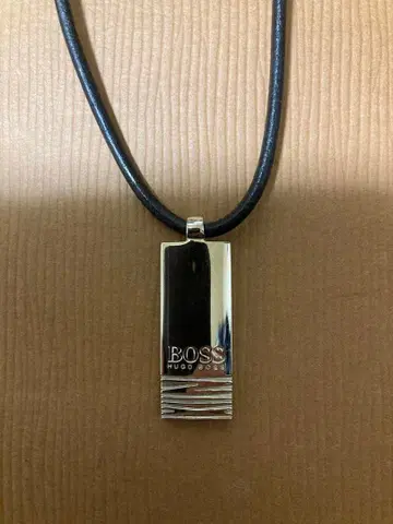 HUGO BOSS 실버 목걸이 도그택 초레어