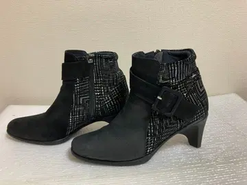 블랙 스웨이드 부티 버클 포함