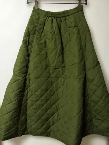 앤.Nostalgia 올리브 그린 퀼팅 플레어 스커트