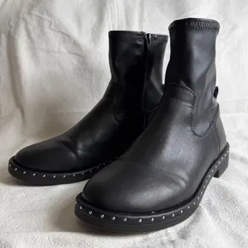 새상품급 ZARA 자라 사이드 지퍼 스터드 부츠 24.0