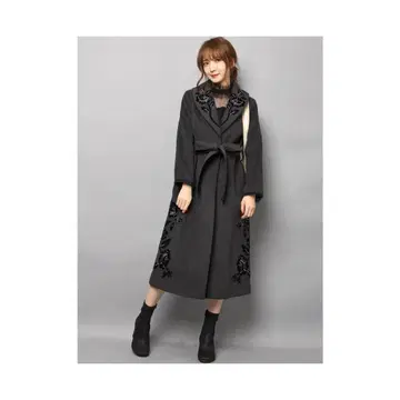 Lily Brown 릴리 브라운 아플리케 자수 롱 코트 블랙