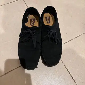 클락스 위버 블랙 스웨이드 모카신