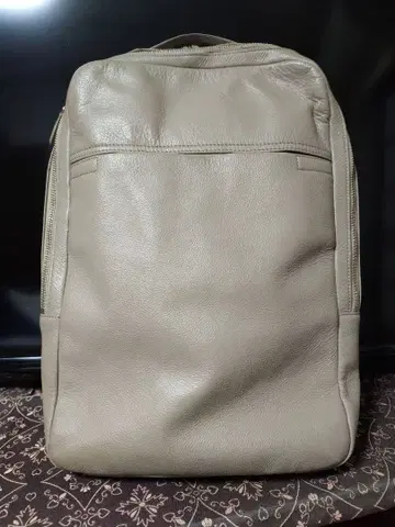 베이지 가죽 백팩