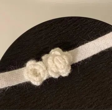 화이트 니트 꽃 모티브 헤어밴드