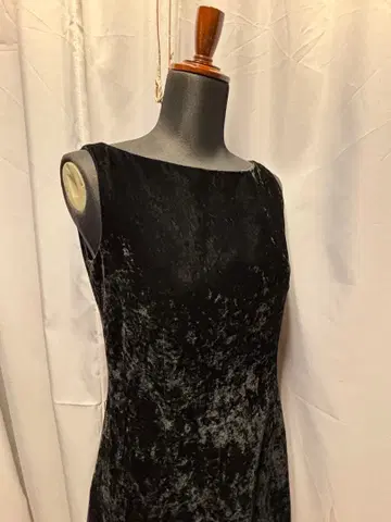 ofuon 슬리브리스 블랙 벨벳풍 원피스