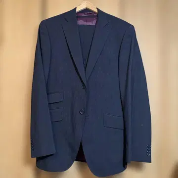 다크 네이비 스트라이프 비즈니스 정장