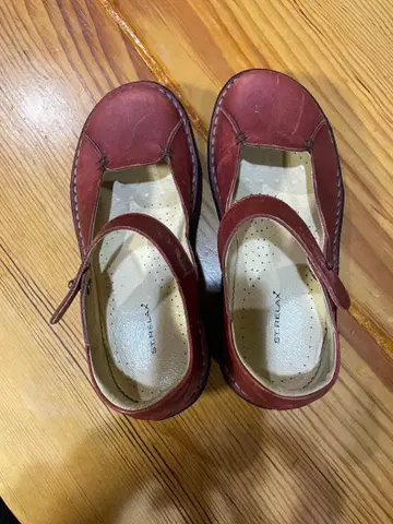 STIRLUX 빨간색 가죽 스트랩 신발