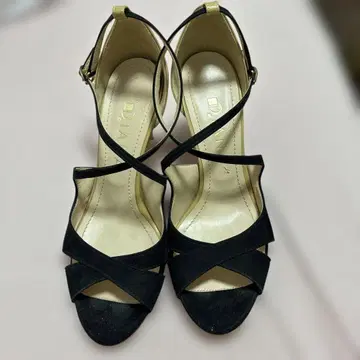 블랙 스웨이드 크로스 스트랩 하이힐