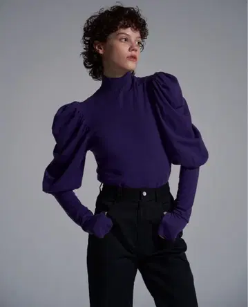 mecre 볼드 숄더 하이넥 니트 풀오버 퍼플