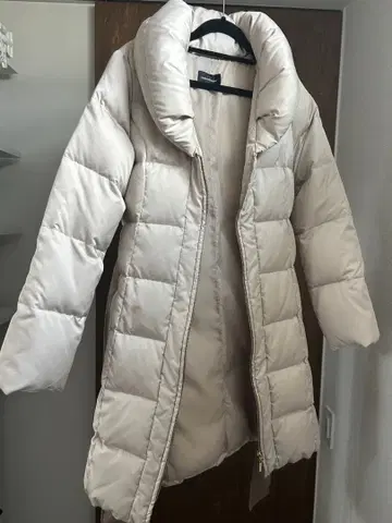 퀸즈 코트 화이트 후드 부착 롱 다운 자켓