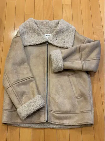 무스탕풍 베이지 아우터