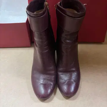 페라가모 버건디 가죽 힐 부티