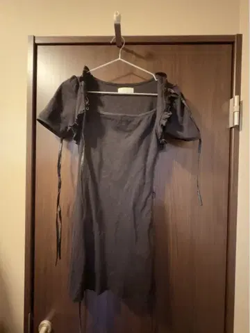 크로스 벨트 리브 컷 원피스 차콜 프릴 미니 원피스