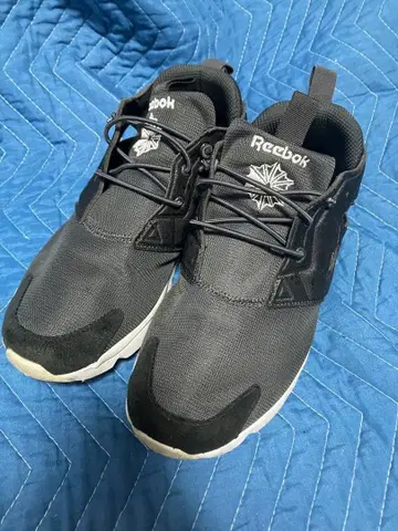 Reebok 블랙 스니커즈