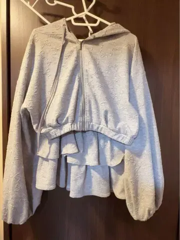 BUBBLES 프릴 달린 그레이 후드티 & 스커트