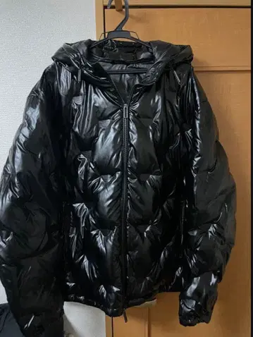 EMPORIO ARMANI 이글 로고 엠보싱 후드 다운 자켓