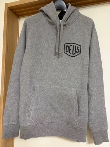 DEUS 그레이 후드티 백 프린트