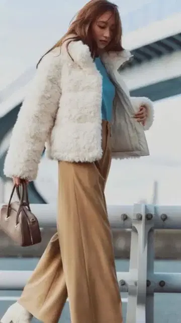 택 포함 새상품 저스길리티 보아 다운 숏 기장 드로스트