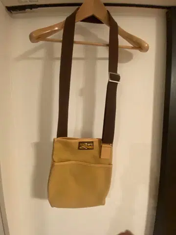 페라가모 베이지 숄더백 외 포켓 부착