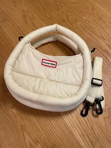 HUNTER 백 프레임드 퍼 미니 호보 화이트