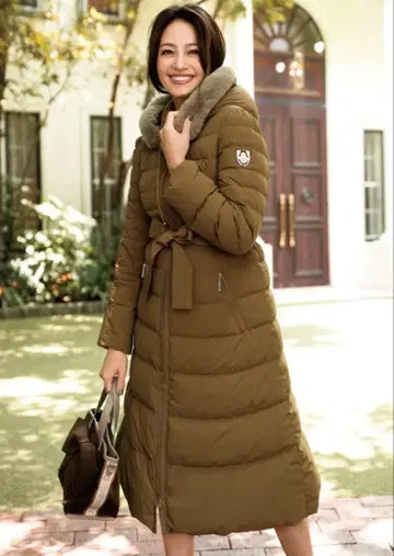 엠즈 그레이시 2025 카탈로그 인스타 게재 다운 코트 색상 다른 화이트