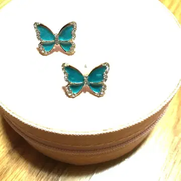 나비 디자인의 파란색 귀걸이