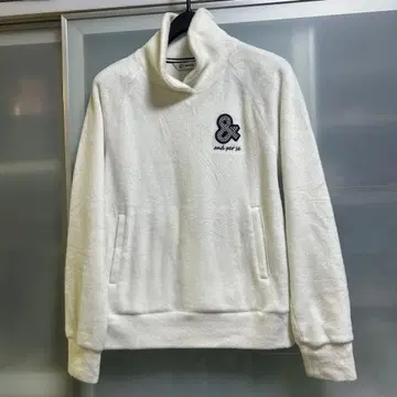 and per se 화이트 하이넥 스웨터.