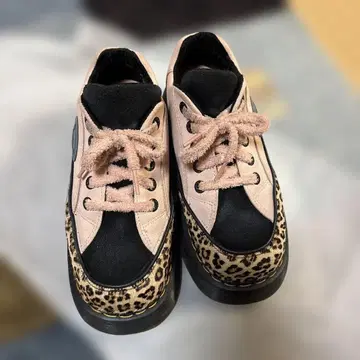 닥터마틴 레오파드 무늬 통굽 신발