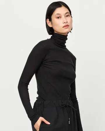 소재 캐시미어 혼방 터틀넥 티셔츠