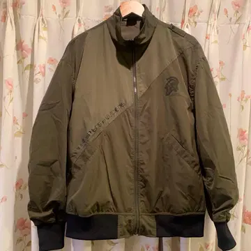 새상품급 GU 코지마 프로덕션 밀리터리 블루종 올리브 M 사이즈