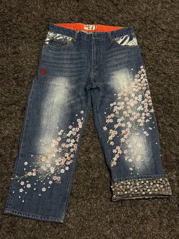 류기앗사쿠 카라쿠리타마시 벚꽃 자수 데님 팬츠