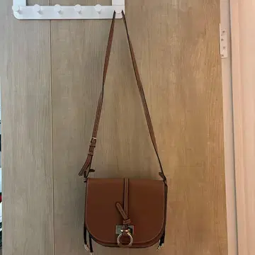 브라운 숄더백 플랩식