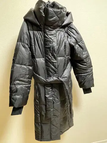 블랙 후드 부착 벨트 부착 롱 다운 코트