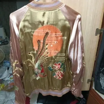 스카잔 골드 컬러 학과 꽃 자수 화려악단