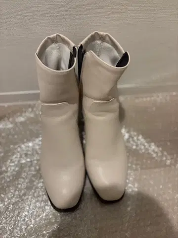 오리엔탈 트래픽 화이트 부츠 숏부츠 힐 새상품급 1~2회 착용