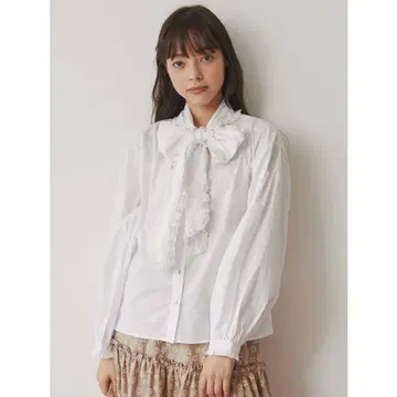 프릴 달린 리본 디자인 화이트 블라우스