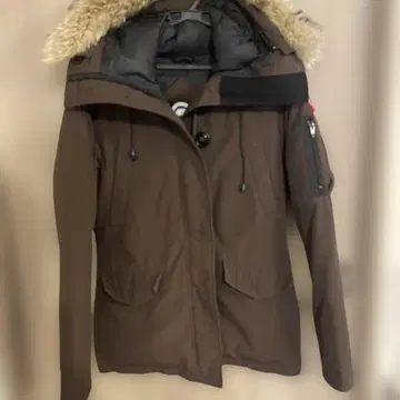 새상품급 CANADA GOOSE 브라운 다운 자켓