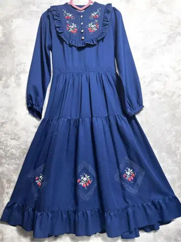 새상품급 axes femme 블로킹 베리 자수 원피스. 포에틱